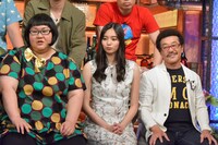 左からメイプル超合金・安藤、新川優愛、具志堅用高。(c)読売テレビ