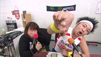 FM局に乱入するサンシャイン池崎（右）。(c)ABCテレビ