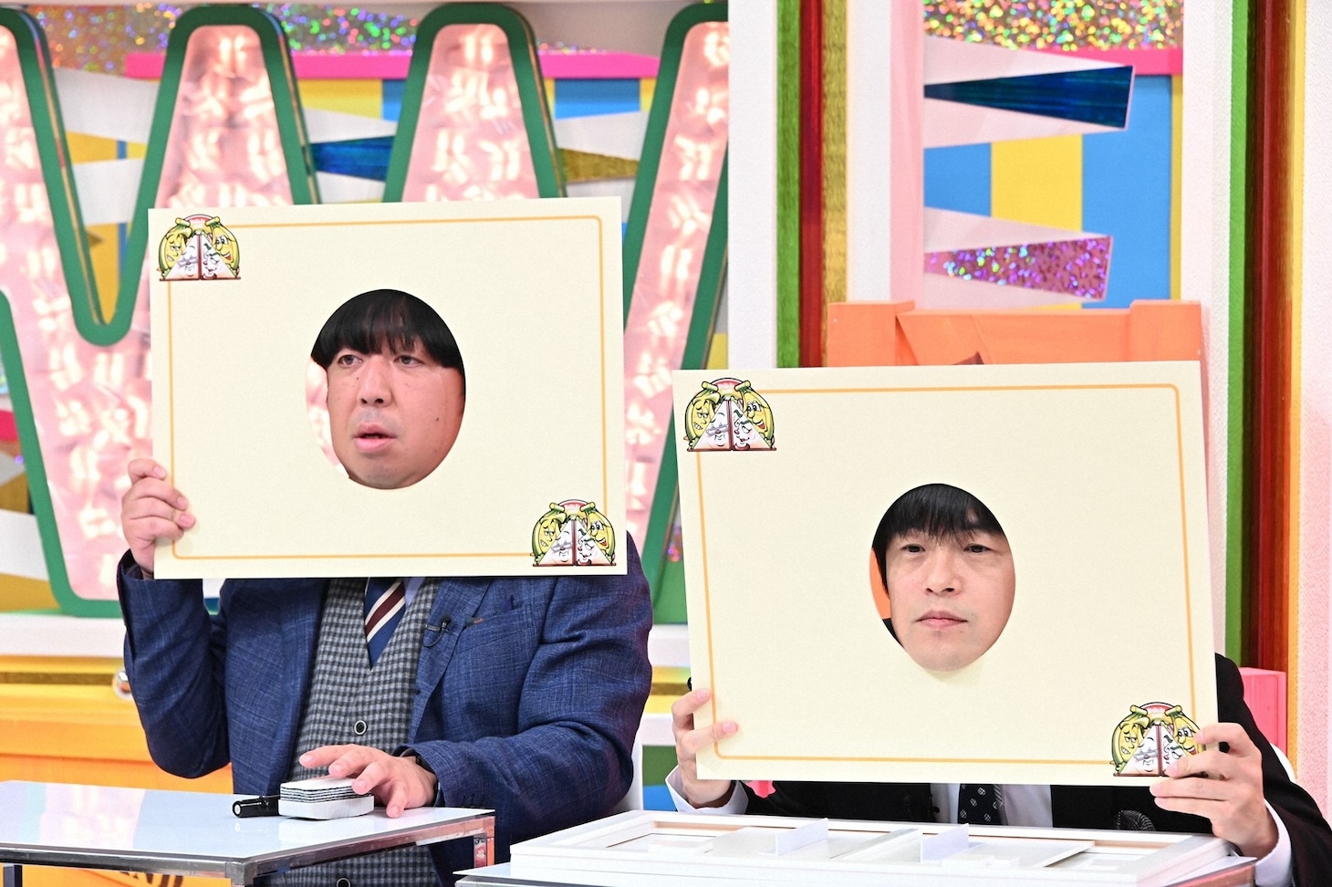 「バナナサンド」で「大喜利にらめっこ対決」に臨む（左から）バナナマン日村、バカリズム。(c)TBS