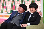（左から）バナナマン日村、バカリズム。(c)TBS