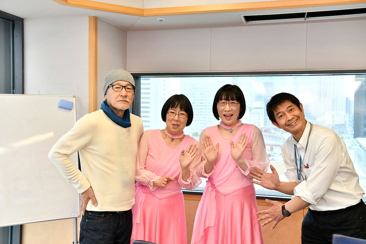 月曜パートナーを務めることになった阿佐ヶ谷姉妹と大竹まこと（左）、太田英明（文化放送アナウンサー）。(c)文化放送