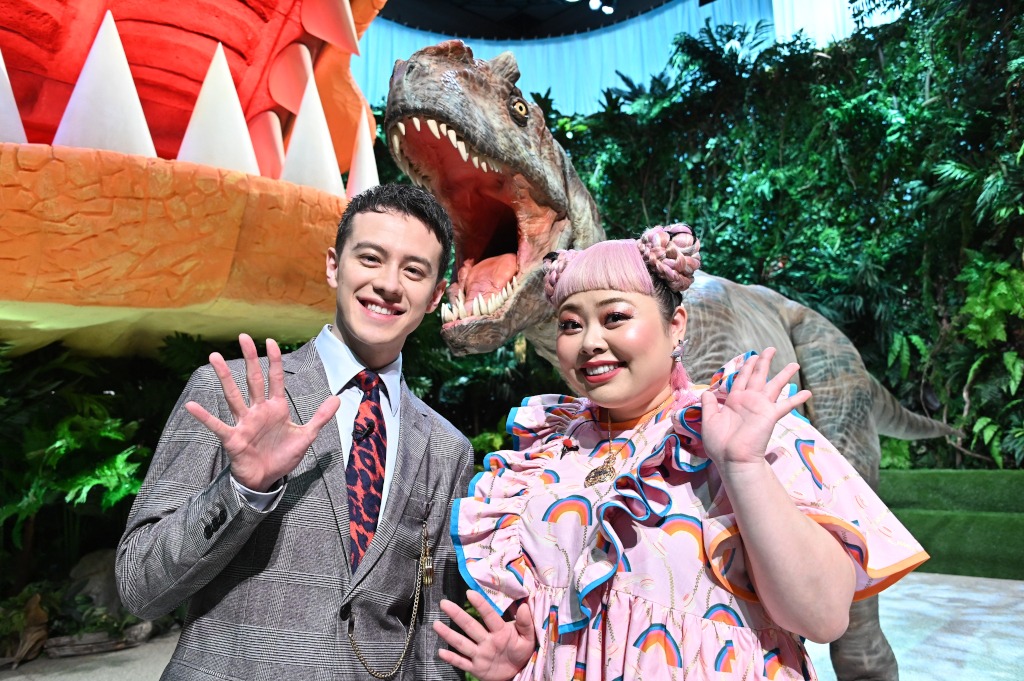 「クイズ！タイムトラベラー」MCの（左から）ウエンツ瑛士、渡辺直美。(c)TBS