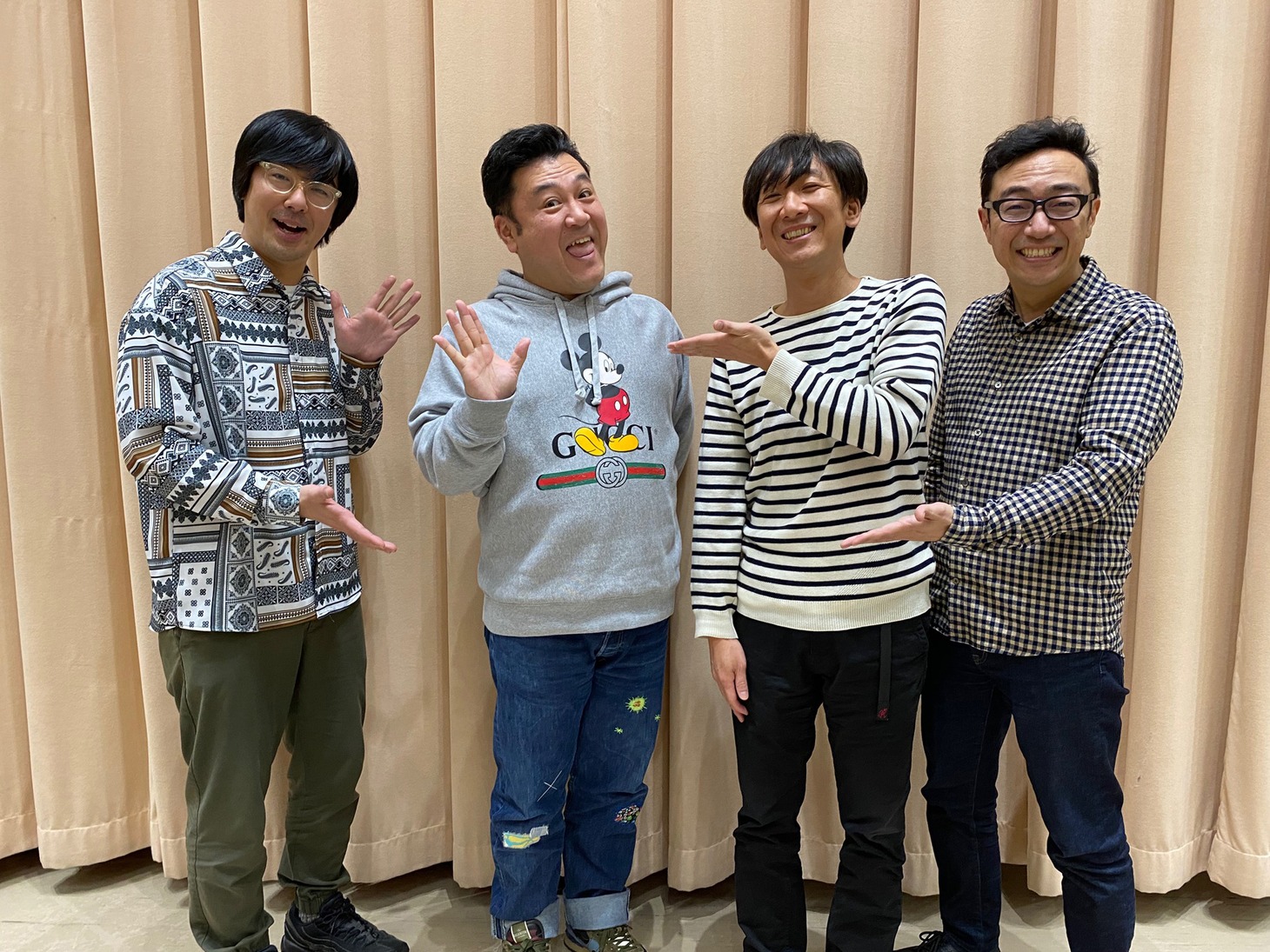 ゲストのアンタッチャブル山崎（左から2人目）と東京03。