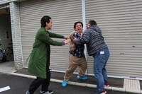 「霜降り明星のあてみなげ」のワンシーン。(c)静岡朝日テレビ