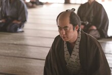 「燃えよ剣」より、ウーマンラッシュアワー村本扮する山崎丞。
