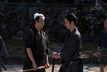 「燃えよ剣」の撮影に臨むウーマンラッシュアワー村本（左）とはんにゃ金田（右）。