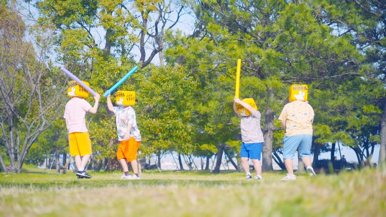 タウンワークの新WebCMで“気配斬り”をするガーリィレコードチャンネル。