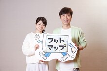 フットボールアワー後藤と舘山聖奈アナ（左）。(c)関西テレビ