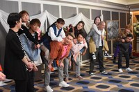 「夫婦耐久おんぶゴチ」のワンシーン。(c)日本テレビ