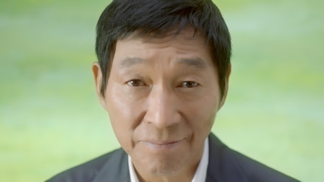 CM内で「せやから、まろやかな声になってんねん」とまろやかな声で話す明石家さんま。