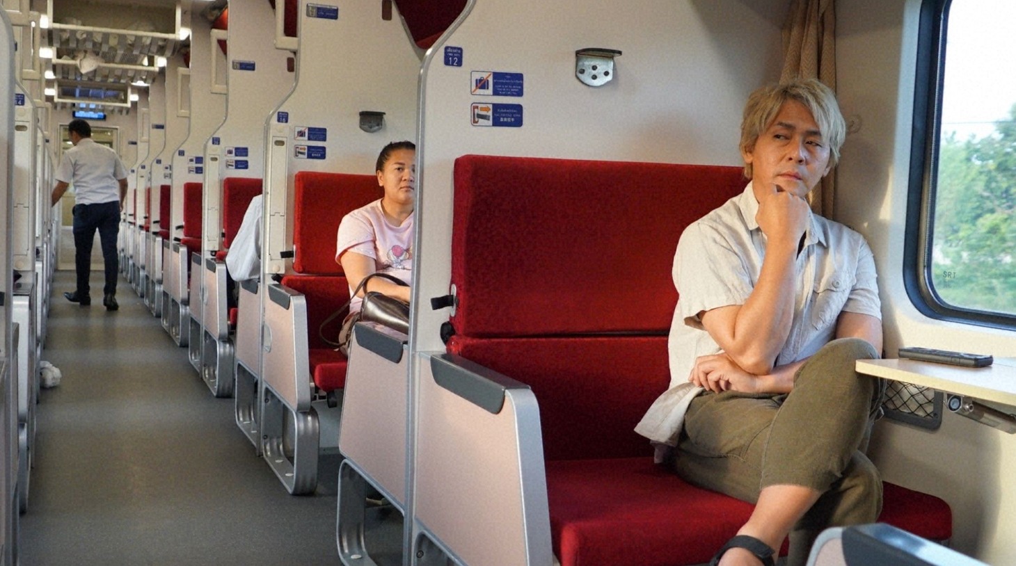 「迷宮グルメ 異郷の駅前食堂」で列車に乗るヒロシ。(c)BS朝日