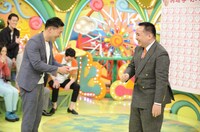 ミルクボーイ内海（右）が駒場（左）に「好きなところ100BOOK」を手渡すワンシーン。(c)ABCテレビ