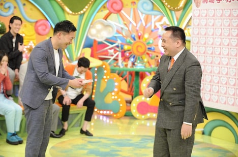 ミルクボーイ内海（右）が駒場（左）に「好きなところ100BOOK」を手渡すワンシーン。(c)ABCテレビ