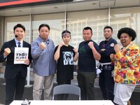 小林尊（左から3人目）