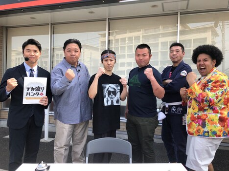 小林尊(左から3人目)