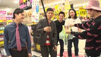 買い出しではしゃぐ一行。(c)テレビ朝日