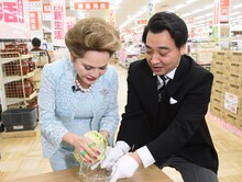 （左から）デヴィ夫人、ジャングルポケット斉藤。(c)関西テレビ