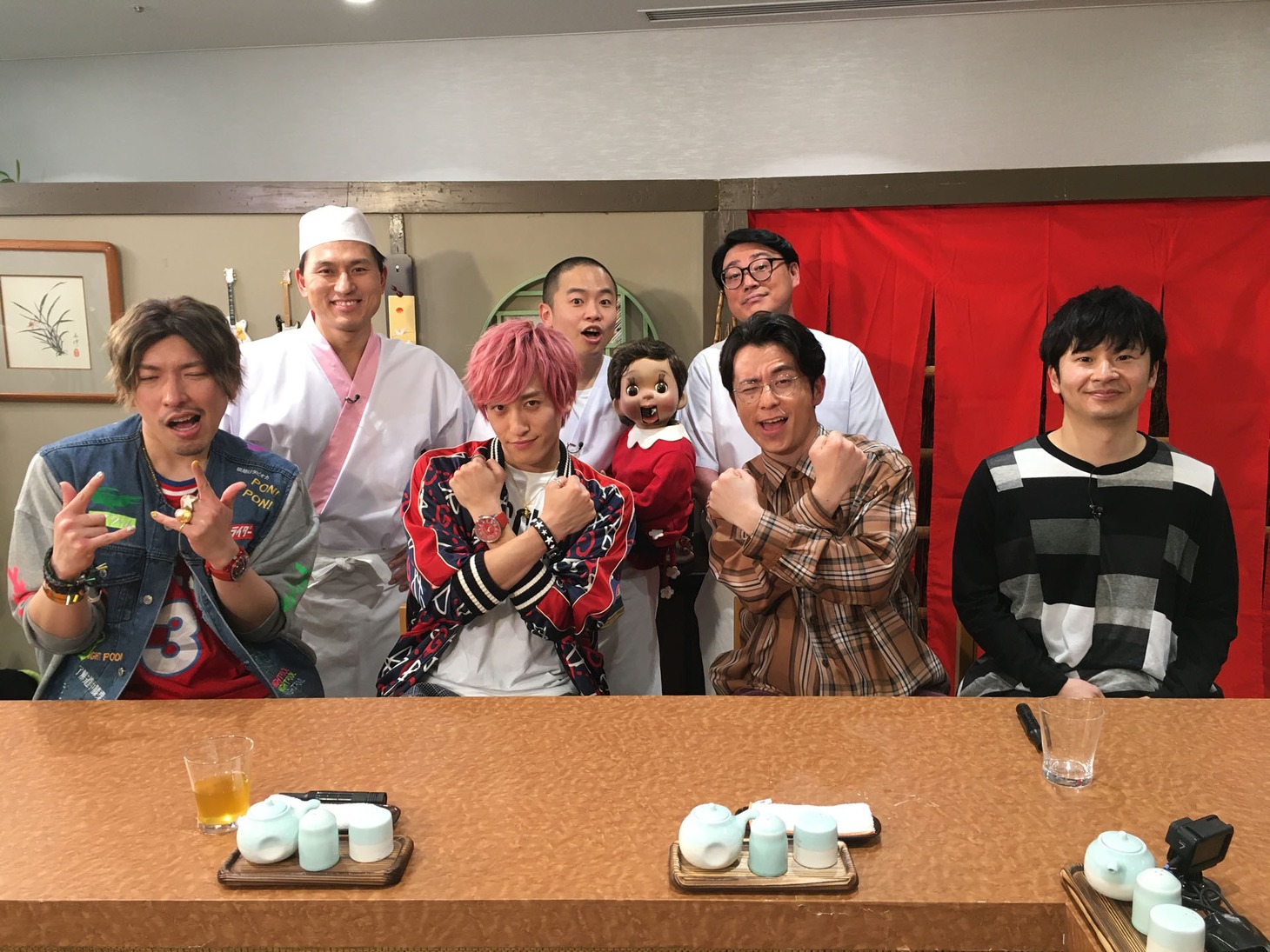 ゲストのEXITとオリエンタルラジオ藤森（前列左から）。