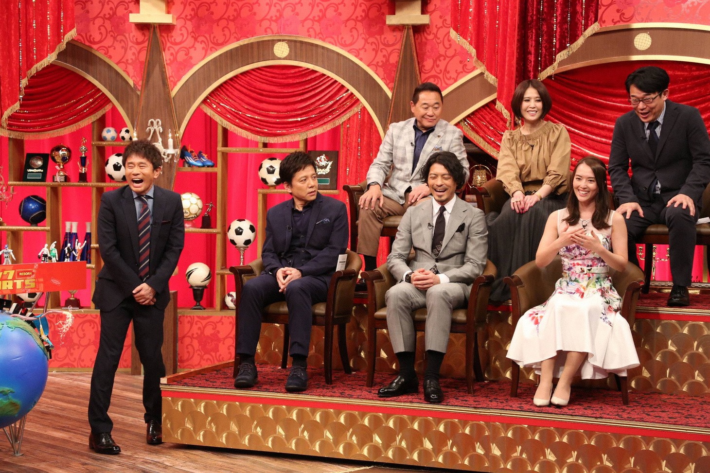 浜田雅功（左）と「サッカーチーム」のメンバー。(c)フジテレビ