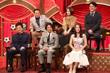 「サッカーチーム」のメンバーとして出演するペナルティ・ヒデ（後列右）ら。(c)フジテレビ