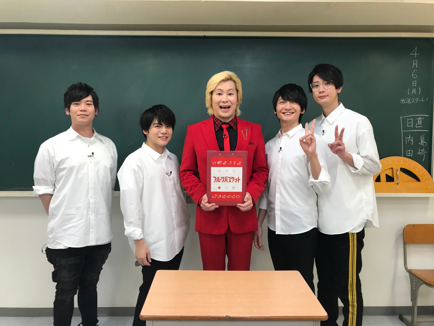 左から古川慎、内田雄馬、メイプル超合金カズレーザー、島崎信長、江口拓也。