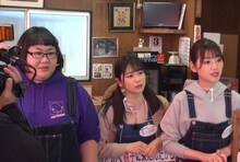 「バナナマンのせっかくグルメ!!」に出演する（左から）メイプル超合金・安藤なつ、共に日向坂46の丹生明里、佐々木美玲。(c)TBS