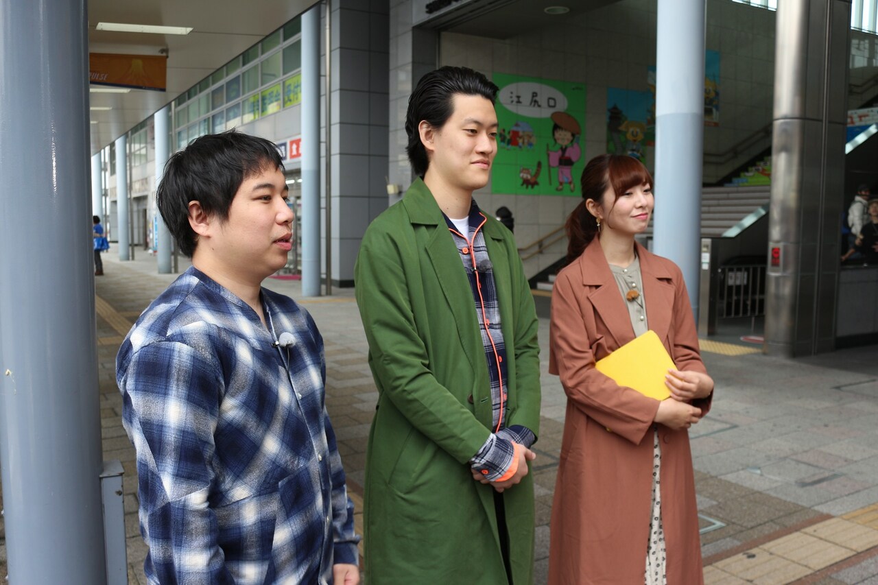 左から霜降り明星、宮崎玲衣アナウンサー。(c)静岡朝日テレビ