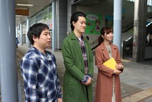 左から霜降り明星、宮崎玲衣アナウンサー。(c)静岡朝日テレビ