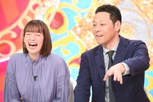 佐藤栞里（左）と東野幸治（右）。(c)TBS