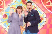 「秒速！エンタSHOW アッという間シアター」MCの佐藤栞里（左）、東野幸治（右）。(c)TBS