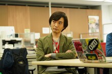 ザ・ギース高佐演じる声の小さいプロデューサー青砥祥太郎。