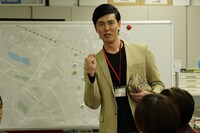 ザ・ギース尾関演じる制作会社のプロデューサー富安秀文。