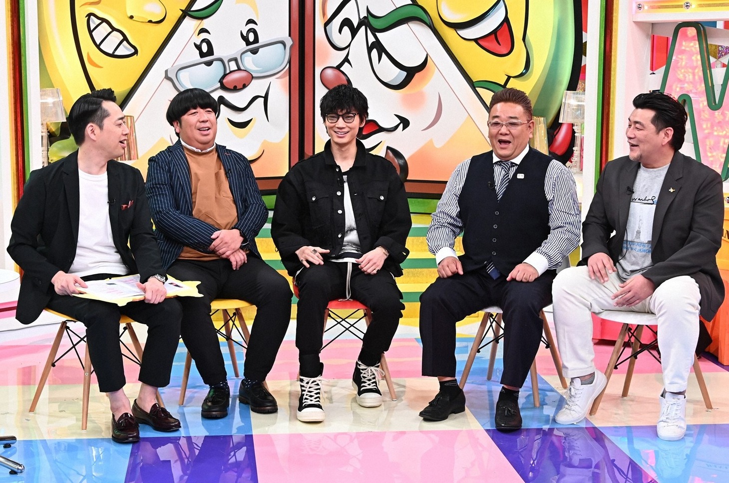 「バナナサンド」に出演する（左から）バナナマン、綾野剛、サンドウィッチマン。(c)TBS