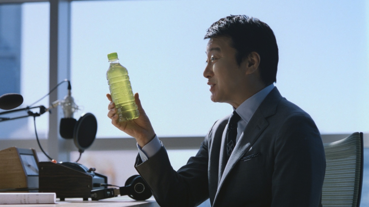 「伊右衛門」の新CM「ニュースでしょ」編より。