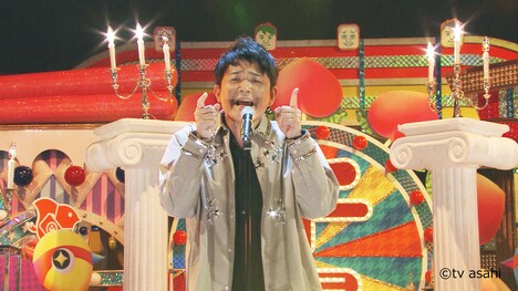 DVD「テレビ千鳥」より「Lemon」を歌うノブ。