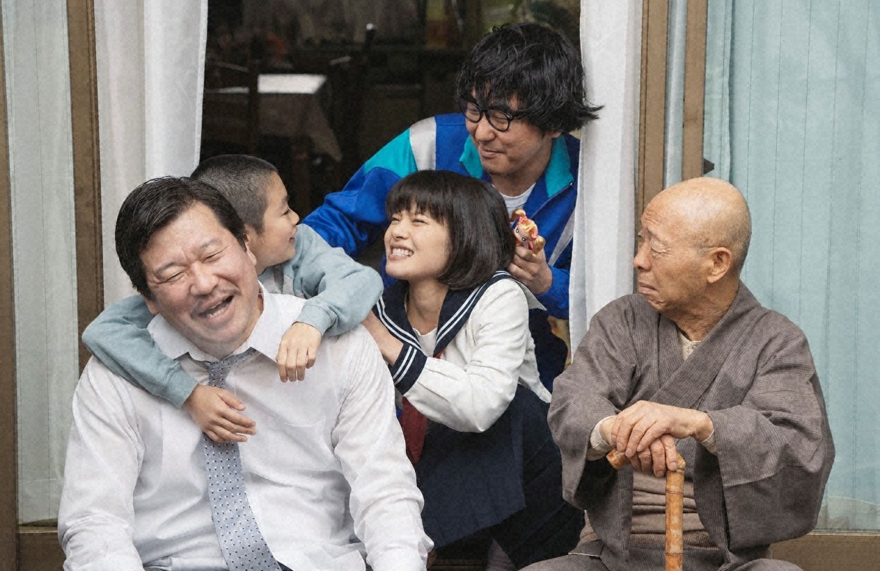 「浦安鉄筋家族」第1話のワンシーン。