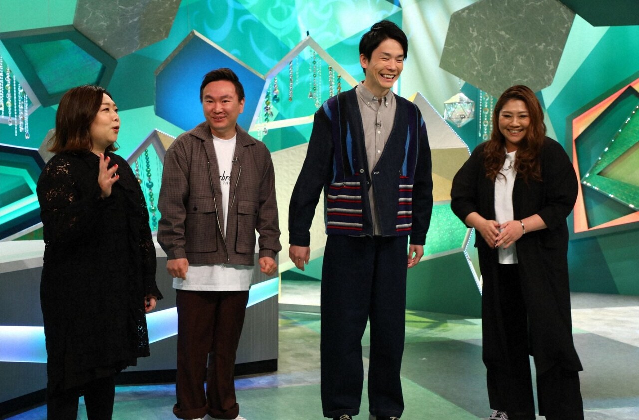 「やすとものいたって真剣です」に出演する、海原やすよ ともこと、かまいたち（中央）。(c)ABCテレビ