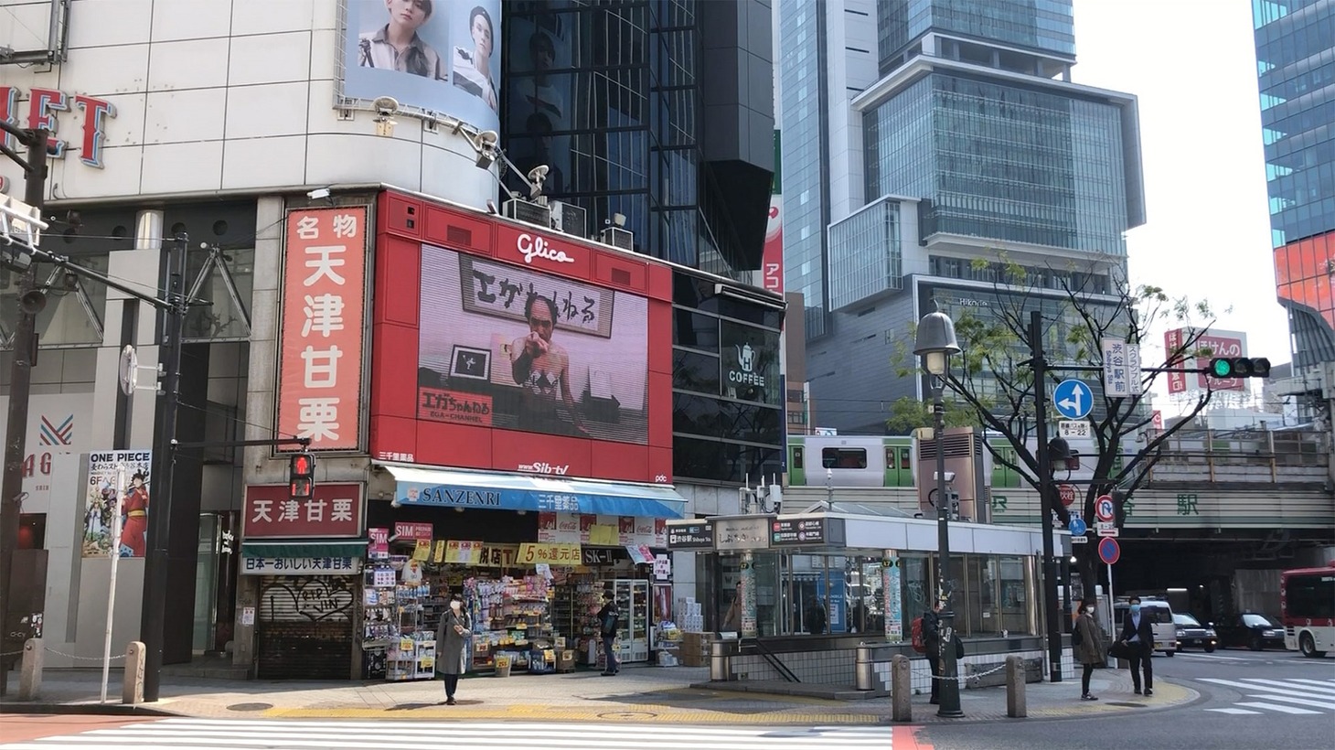江頭2:50が登場する渋谷の街頭ビジョン。
