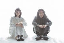 左からのん、ピース又吉。