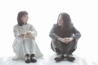 左からのん、ピース又吉。