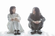 左からのん、ピース又吉。