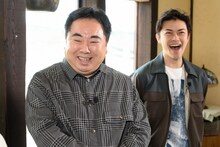 左からドランクドラゴン塚地、勝地涼。(c)日本テレビ