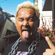 本人役で出演する真壁刀義。