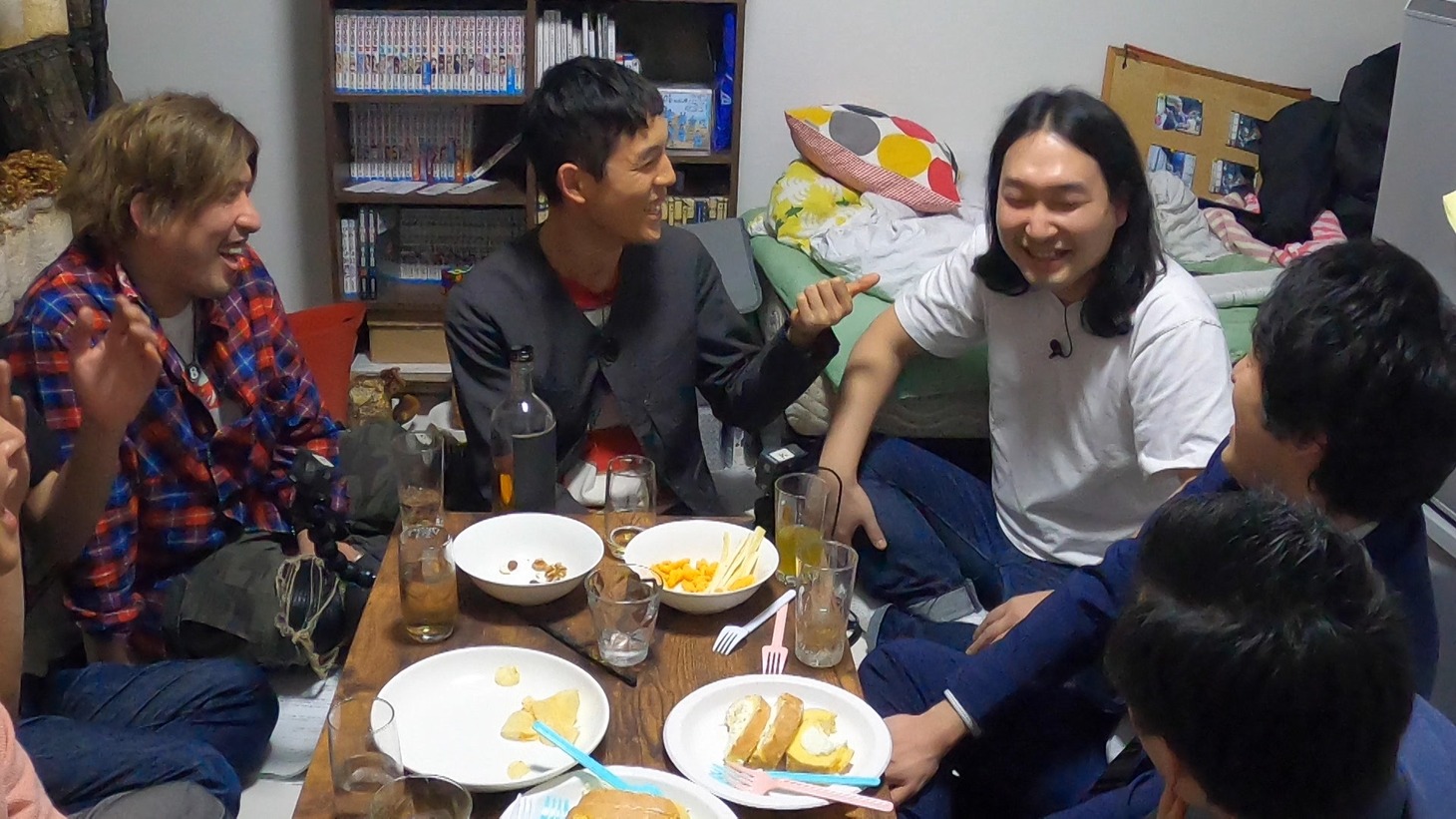 四千頭身・都築（中央）の自宅で展開される座談会のワンシーン。(c)テレビ朝日