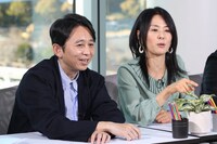 （左から）有吉弘行、井森美幸。(c)フジテレビ