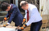 ヒノキを切るU字工事。