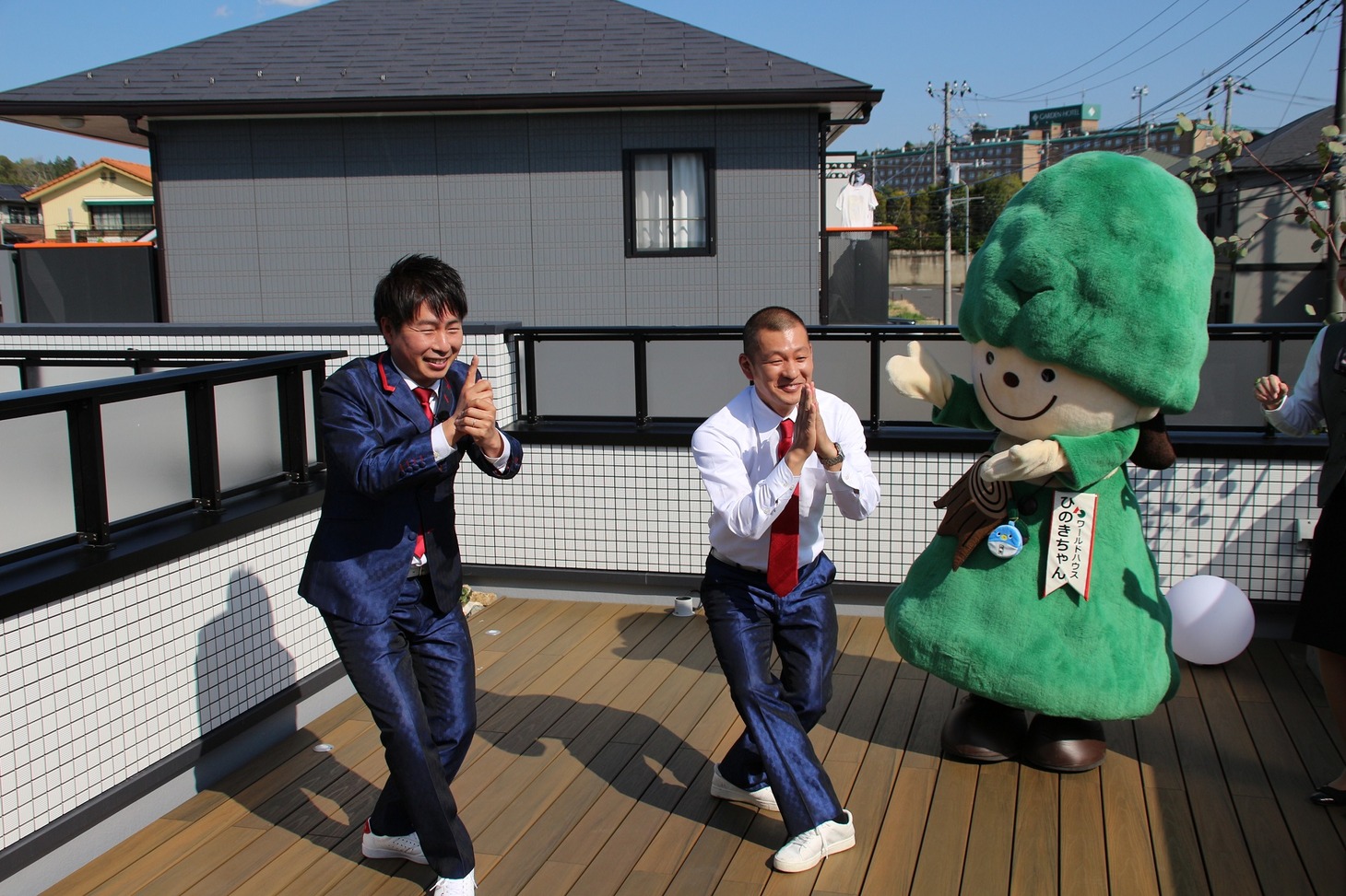 踊るU字工事。
