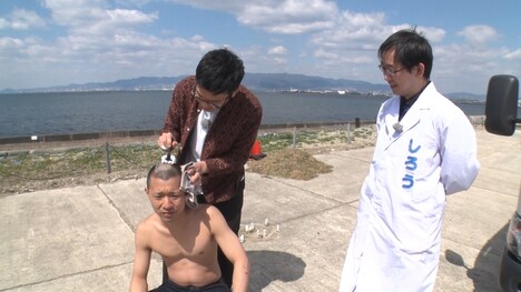 ヒガシ逢ウサカと専門家の山崎詩郎氏（右）。