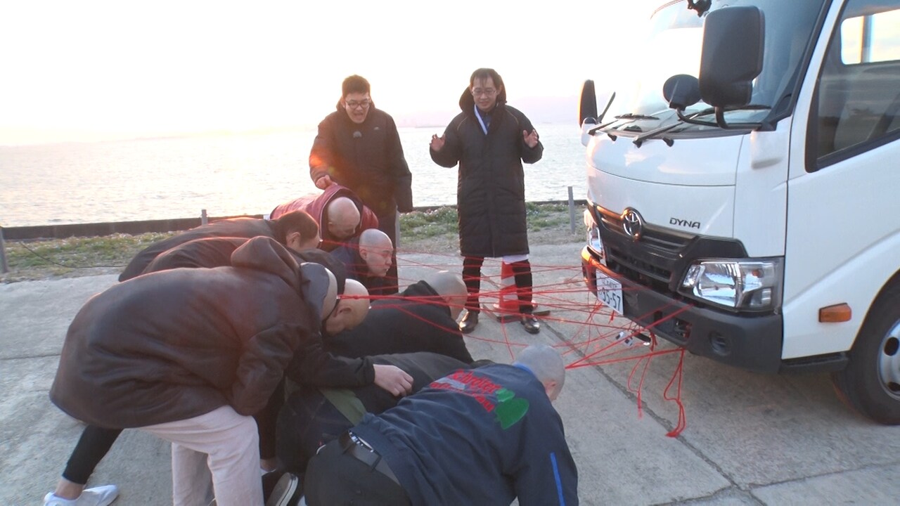 かまいたち冠番組でヒガシ逢ウサカが実験、頭の吸盤でトラック引っ張る