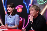 ゲストの野崎萌香（左）とスピードワゴン小沢。(c)TBS